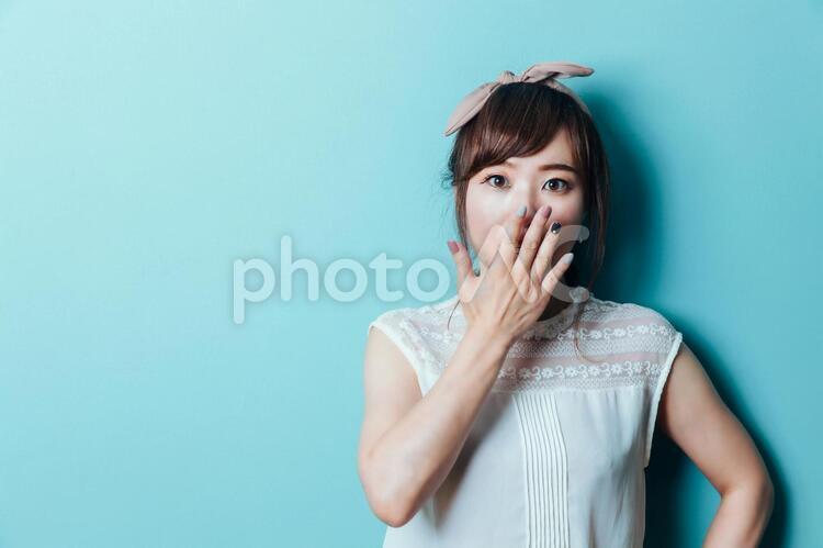 おしゃれな女性のポートレート 驚く,驚き,ビックリの写真素材