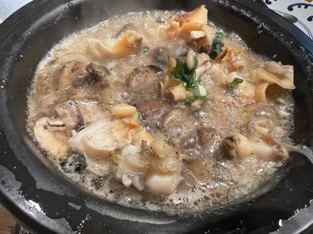 煮えていく美味しそうな貝のアヒージョ 蟹味噌,甲羅焼き,網の写真素材