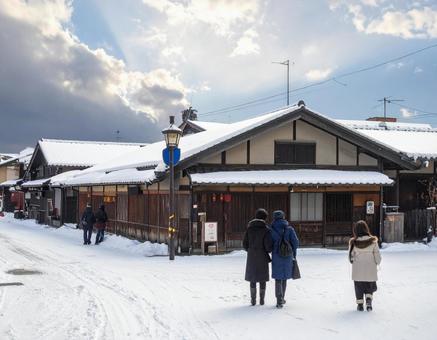 雪の街角を歩く日本人のスナップ風素材 雪の街角を歩く日本人のスナップ風素材の写真