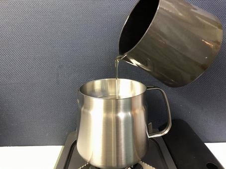 天ぷらで使った油を油こし器で精製する 天ぷらで使った油を油こし器で精製する 油,フライヤー,ステンレスの写真素材