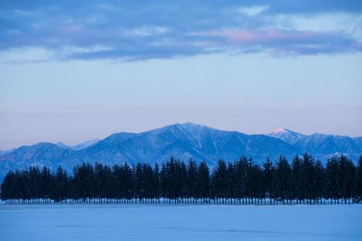 夜明け前の日高山脈の山々 夜明け前の日高山脈の山々の写真