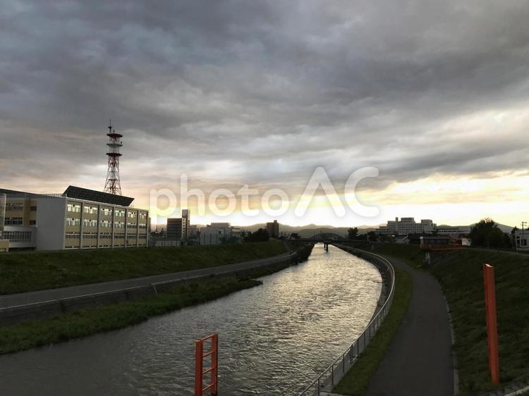 夕焼けの河川敷 河川敷,校舎,川の写真素材