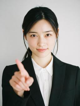 明るい笑顔と指差し 明るい笑顔と指差しの写真