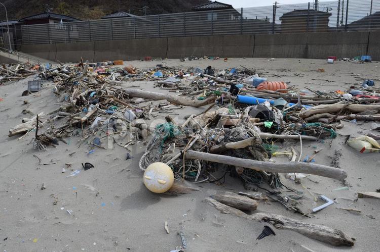 海岸の漂着物 環境問題 ゴミ問題 海岸の漂着物,ゴミ,ゴミ問題の写真素材
