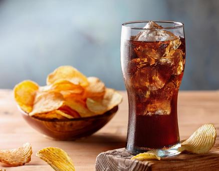 コーラとポテトチップスの写真
