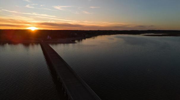 アメリカの島へと続く橋と夕陽の写真