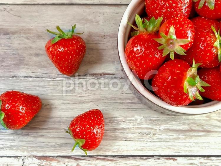美味しそうな摘みたてのいちご ２ いちご,苺,ストロベリーの写真素材
