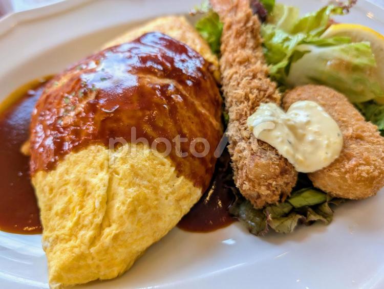 オムライスとエビフライ オムライス,エビフライ,クリームコロッケの写真素材