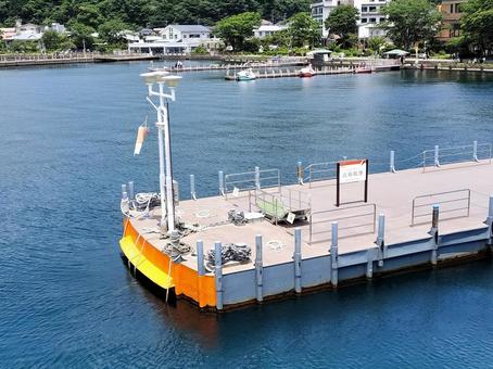芦ノ湖の海賊船から見下ろす元箱根港の桟橋 芦ノ湖の海賊船から見下ろす元箱根港の桟橋 芦ノ湖,元箱根港,桟橋の写真素材