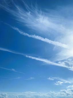澄み渡る青空に伸びる飛行機雲と巻雲 澄み渡る青空に伸びる飛行機雲と巻雲 青空,雲,飛行機雲の写真素材