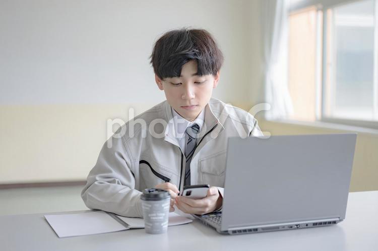 PCと作業員男性 男性,大人,日本人の写真素材