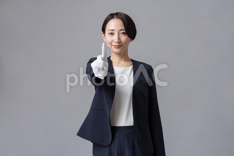 手袋をつけたスーツを着た女性 販売員,ビジネスウーマン,1人の写真素材