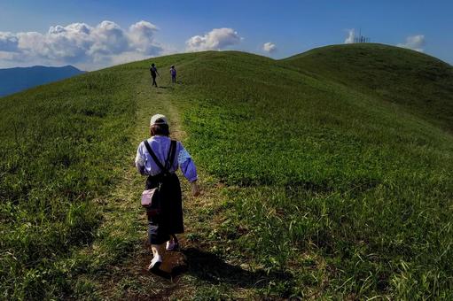 <素材>家族旅行で秋の山に登る家族 <素材>家族旅行で秋の山に登る家族 家族,女性,山登りの写真素材