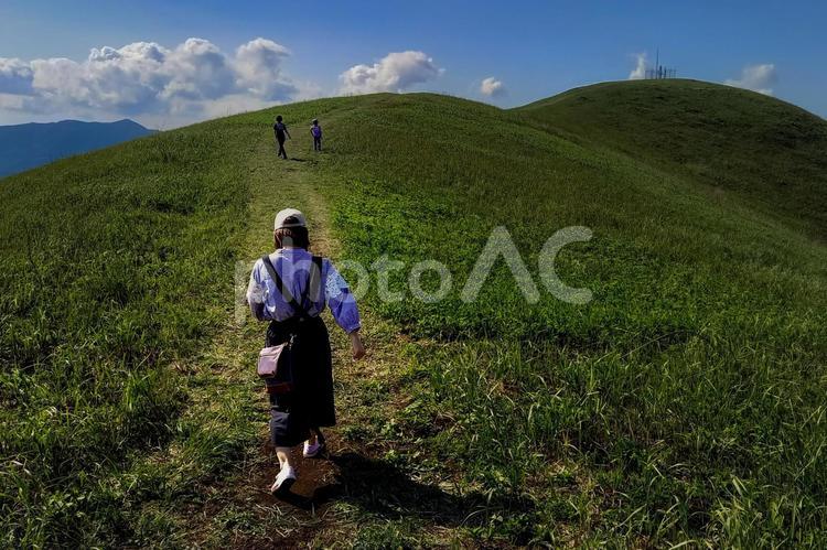 ＜素材＞家族旅行で秋の山に登る家族 家族,親子,女性の写真素材