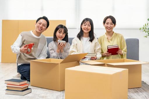 ダンボールに物を入れる家族 ダンボールに物を入れる家族 家族,引っ越し,引越しの写真素材