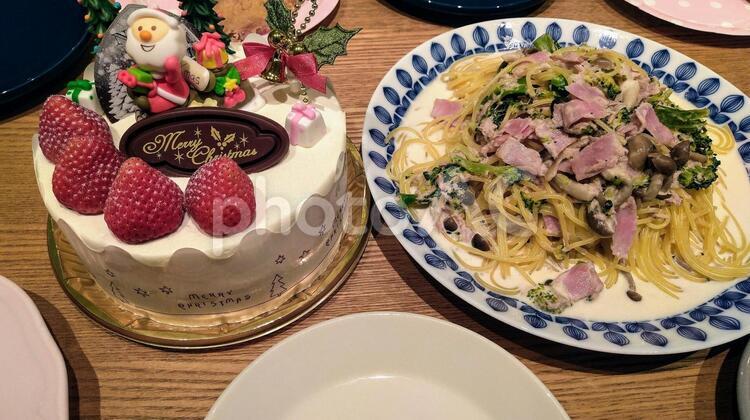 クリスマスパーティーはケーキとクリームパスタ おいしい,何人もありません,夕食の写真素材