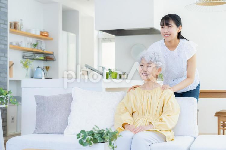 リビングでくつろぐ孫と祖母 家族,シニア,女性の写真素材
