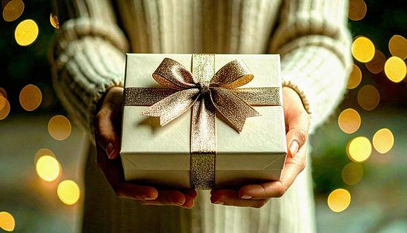 白い箱のプレゼントを両手に取る女性の手 白い箱のプレゼントを両手に取る女性の手の写真