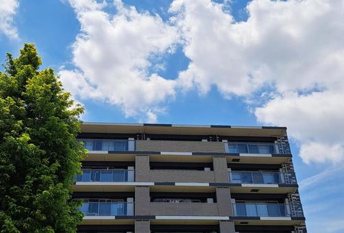 青空と白い雲を背景としたマンション 青空と白い雲を背景としたマンション マンション,住宅,家の写真素材