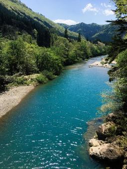 青い川が流れる渓谷 青い川が流れる渓谷の写真
