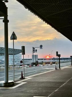 夜明けの空港 夜明けの空港 成田空港,夜明け,旅の写真素材