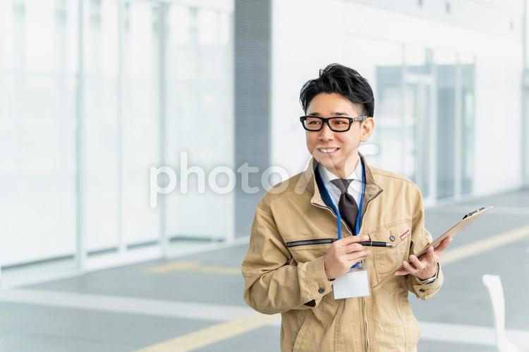 ファイルを持って点検する作業員の男性 ビジネス,ビジネスマン,作業員の写真素材