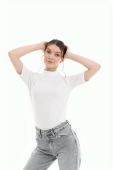 両手で頭を押さえカメラ目線の女性 両手で頭を押さえカメラ目線の女性 女性,微笑む,頭の写真素材