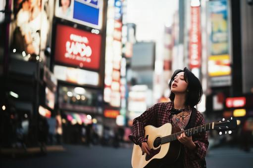 歌手の女性とギター演奏 歌手の女性とギター演奏の写真