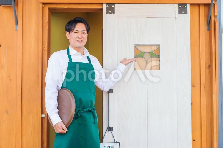開店準備するカフェ・飲食店・レストランのスタッフ カフェ,飲食店,ランチの写真素材