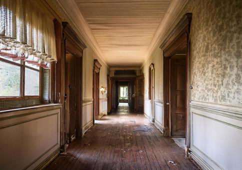 時を忘れた廊下に射す光の写真