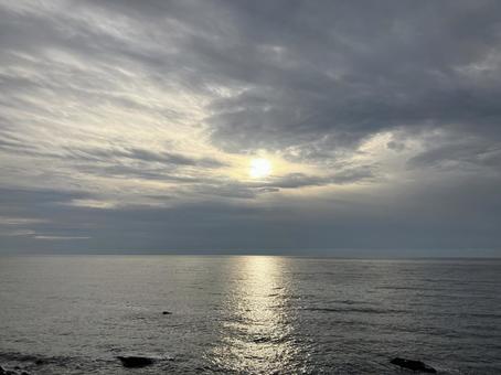 曇天の夕日の日本海 曇天の夕日の日本海の写真