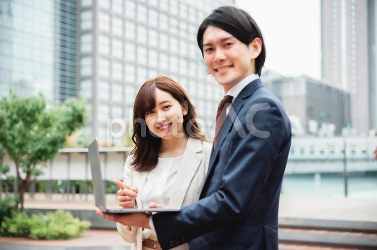 都会のビジネスマン、ビジネスウーマン（ノートPC） ビジネス,ビジネスマン,スーツの写真素材