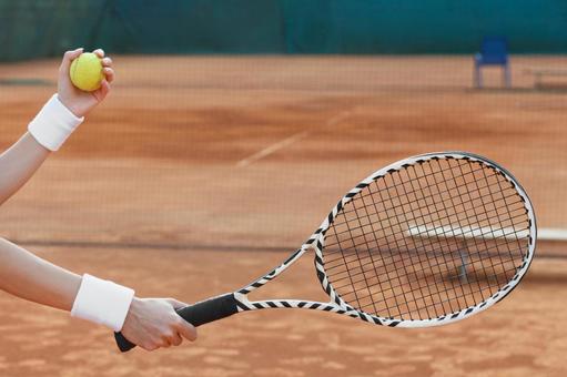 ボールとラケットを握る白いリストバンドをはめた手 テニス,ラケット,ボールの写真素材