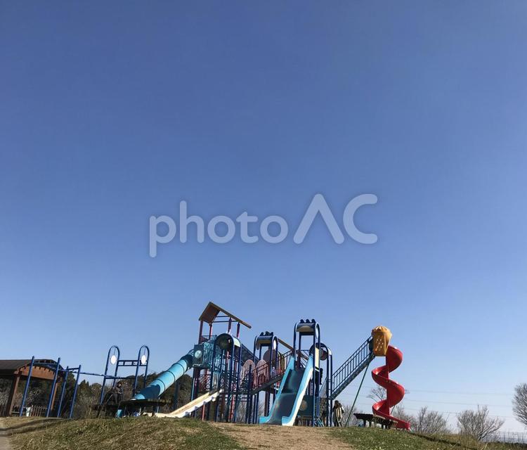 青空と遊具　公園　すべり台　 公園,広場,晴れの写真素材