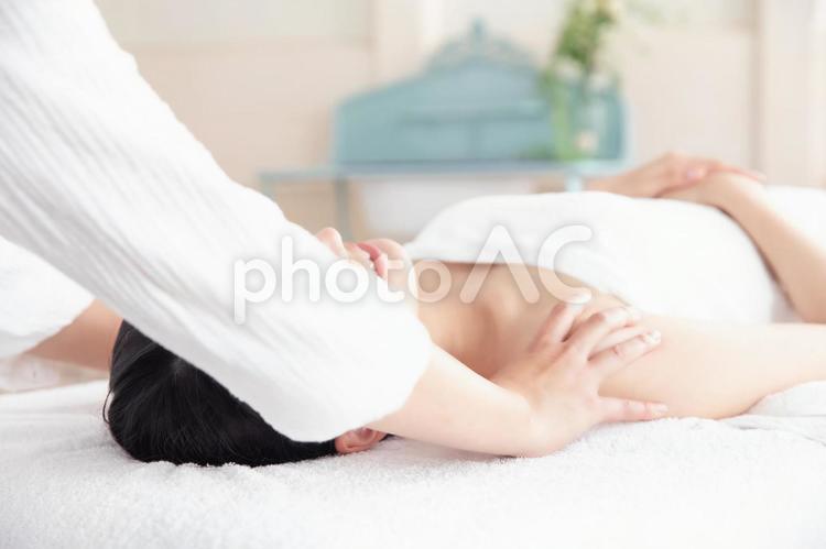 エステをする女性とエステティシャン（肩） エステ,エステティシャン,エステサロンの写真素材