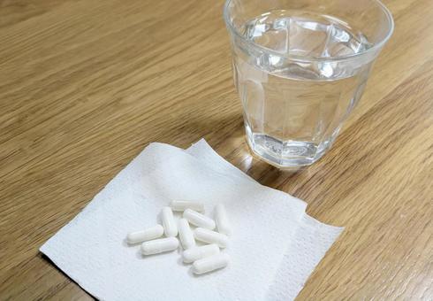 投薬治療で処方された薬 投薬治療で処方された薬 コップ,カプセル,薬の写真素材