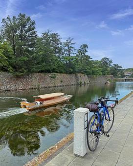 松江城のお堀(遊覧船と自転車) 松江城のお堀(遊覧船と自転車) 松江城,お堀,石垣の写真素材