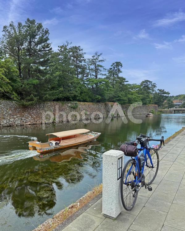 松江城のお堀（遊覧船と自転車） 松江城,お堀,石垣の写真素材