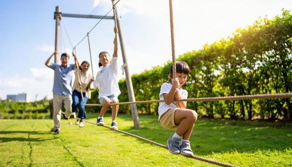 公園のターザンロープで遊ぶ日本人家族 公園のターザンロープで遊ぶ日本人家族の写真