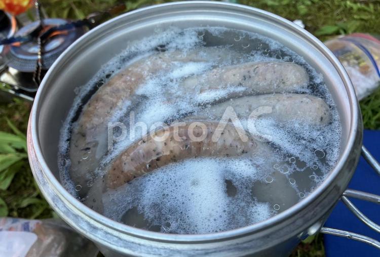 野外でウインナーを茹でる ウインナー,鍋,アクの写真素材
