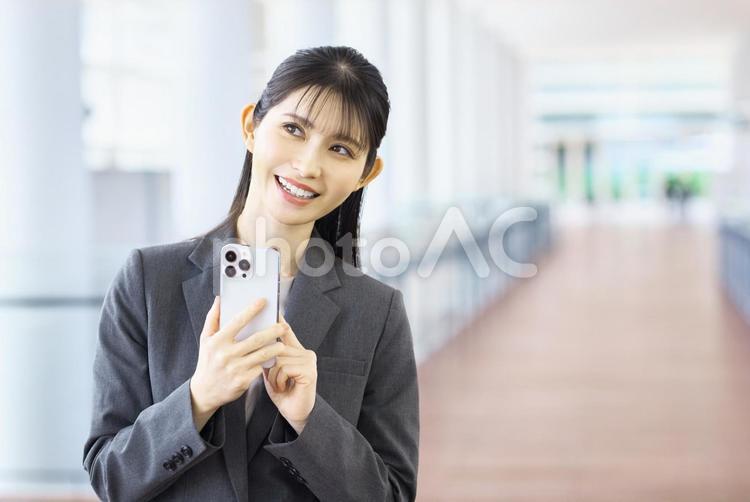 スマホを持つ女性　ビジネス　オフィス ビジネスウーマン,スマホ,オフィスの写真素材
