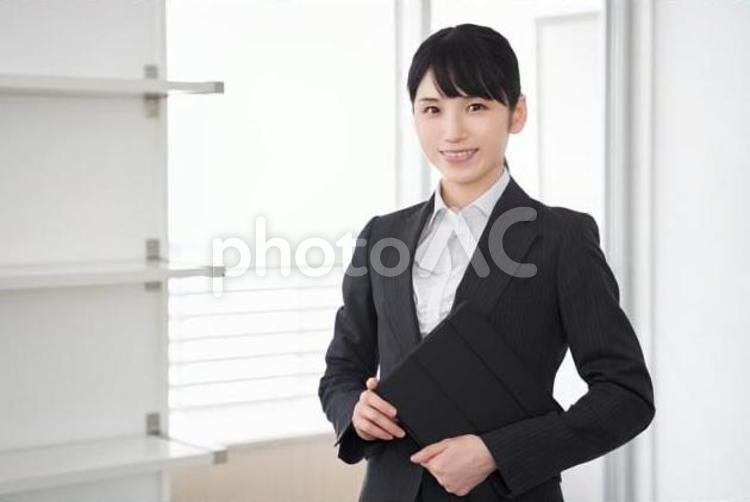 家の案内をする日本人女性不動産営業職 不動産,営業職,女性の写真素材