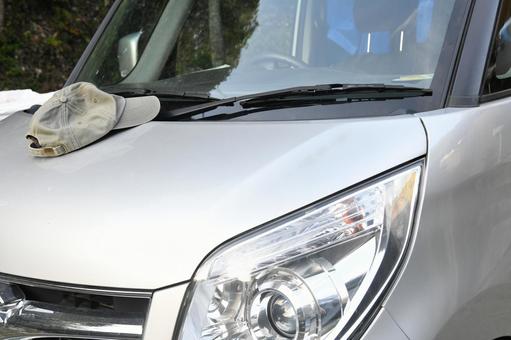 出先の駐車場で自動車の上に置き忘れた帽子 自動車,車,屋根の写真素材