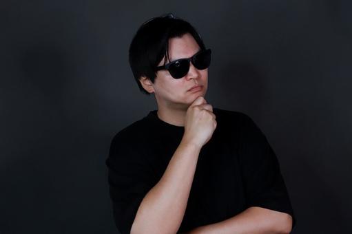 黒い服の男性の肖像 黒い服の男性の肖像 男性,黒い服,サングラスの写真素材