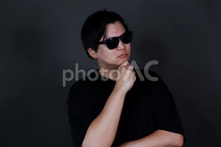 黒い服の男性の肖像 男性,黒い服,サングラスの写真素材