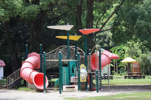 緑の森と遊具のある公園 緑,森,遊具の写真素材