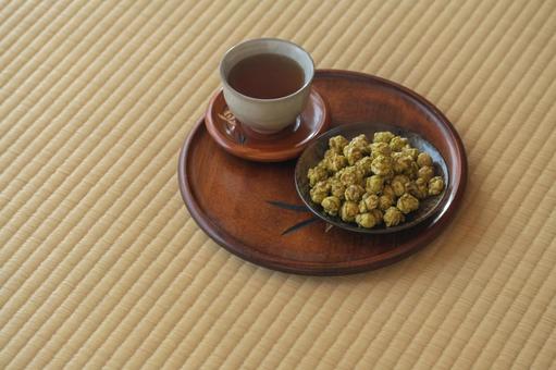 Matcha popcorn on tatami mats, JPG Matcha popcorn on tatami mats, JPG