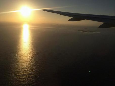 飛行機から見える夕暮れ 飛行機,夕方,太陽の写真素材