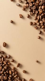 ベージュ背景に散らばるローストコーヒー豆 ベージュ背景に散らばるローストコーヒー豆の写真