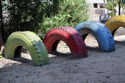 カラフルなタイヤの遊具のある公園 カラフルなタイヤの遊具のある公園 カラフルな,タイヤ,遊具の写真素材